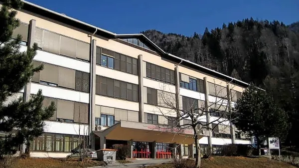 V domačem in delovnem okolju ravnatelja je završalo že ob koncu junija 
- zaradi pogumne deklice, njegove pastorke, ki se je zaupala svoji mami 
in s katero sta na predzadnji šolski dan na policijo podali prijavo zoper 
njega. Na fotografiji stavba OŠ Prežihovega Voranca na Jesenicah.