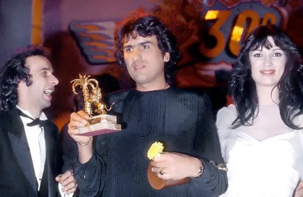 Toto Cutugno (v sredini) po zmagi na tekmovanju za pesem 
Evrovizije s popevko Insieme: 1992