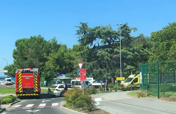 Izola: v kroži&scaron;ču z avtom trčil v voznico električnega skuterja, ki je peljala &scaron;e malčka