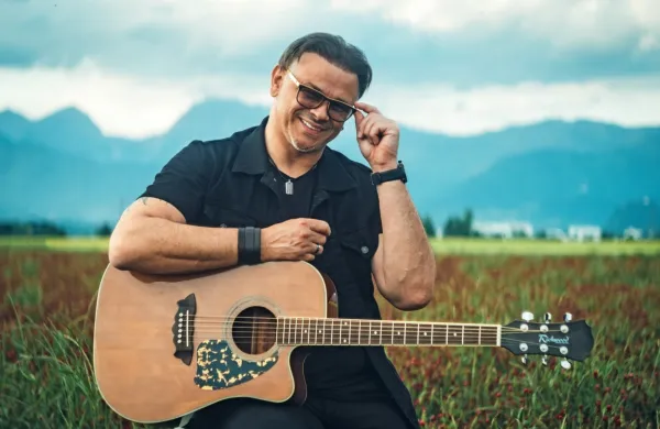 Samuel Lucas, ki ga mnogi kličejo Sammy, si je kot otrok na skrivaj 
izposojal očetovo kitaro.