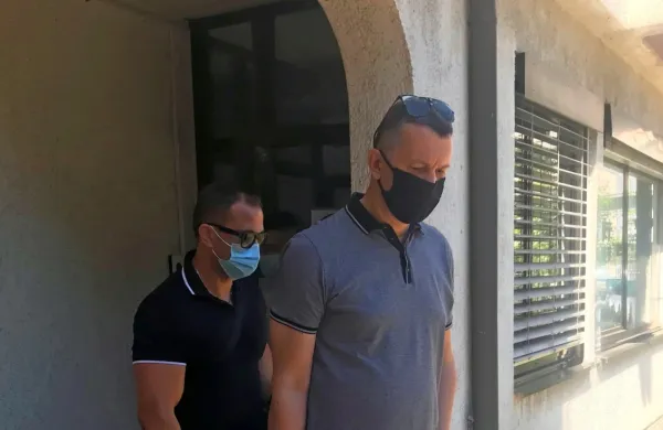 Sodnica  Nataša  Tomazini Tonejc je  prvo  obsodilno  sodbo    za 
Boruta Banfija (zadaj) razglasila  pred  dvema  letoma.  Poudarila  je,  
da  je  “nedopustno  in  zavržno  nekoga prisiliti, da sleče  spodnje 
hlače”.