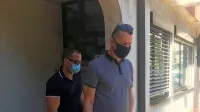  Sodnica  Nataša  Tomazini Tonejc je  prvo  obsodilno  sodbo    za 
Boruta Banfija (zadaj) razglasila  pred  dvema  letoma.  Poudarila  je,  
da  je  “nedopustno  in  zavržno  nekoga prisiliti, da sleče  spodnje 
hlače”.