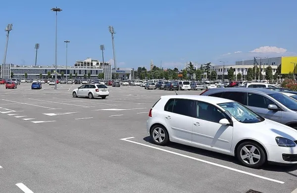 Policisti  koprske  postaje  so  v  poletnih  mesecih  z  različnih  parkirišč  
v  mestu  in  okolici dobili   enajst prijav   poškodovanih  pnevmatik.   