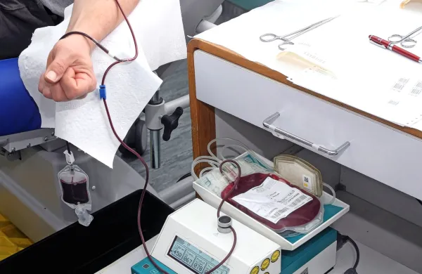 V zavodu za transfuzijsko medicino  trenutno pokrivajo potrebe 
bolnikov po krvi, a zaradi nižjih zalog ljudi prosijo, da se odzovejo 
na akcije darovanja krvi.
