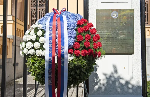 Predstavniki Študijskega centra za narodno spravo že tradicionalno  polagajo cvetje pred ameriškim veleposlaništvom.