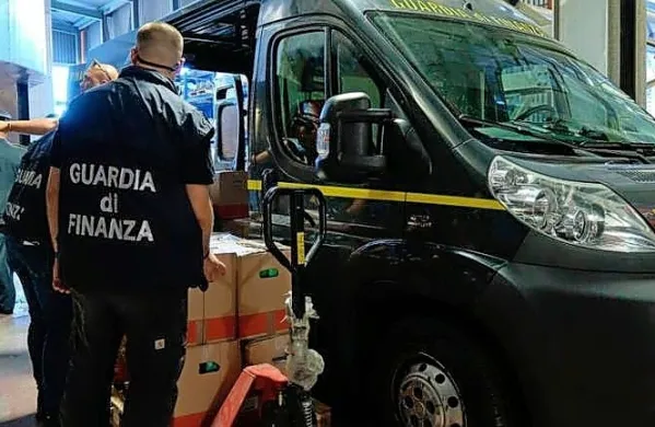 Konvoj devetih vozil je včeraj zjutraj krenil iz Ulice Giulia in 
odpeljal v smeri sežigalnice, kjer so mamilo uničili. 