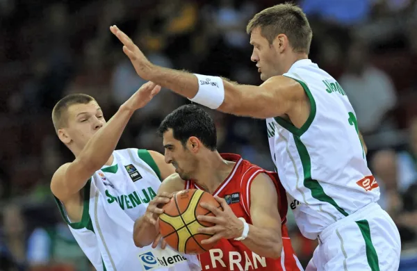 Slovenija je v Turčiji leta 2010 igrala z Iranom, levo Jaka Klobučar, 
desno pa brkinski hrust Goran Jagodnik.