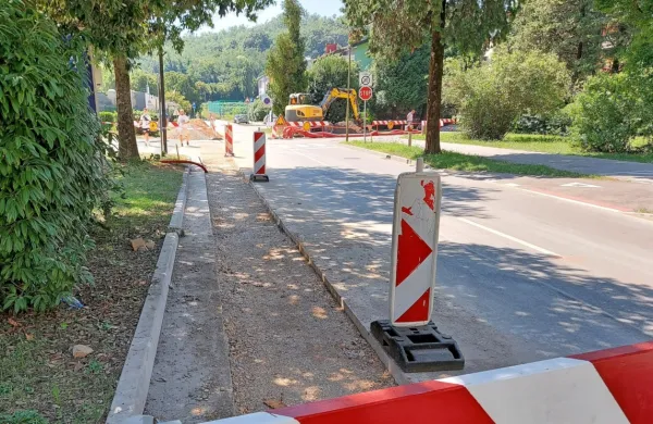 Križi&scaron;če med Delpinovo ulico in Trubarjevo ulico je &scaron;e zaprto