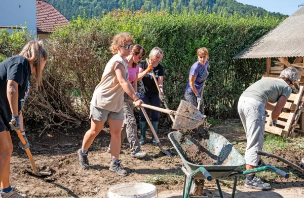 Po navedbah NIJZ gre pri večini nalezljivih črevesnih  okužb za 
blago obliko, marsikdo niti ne išče pomoči zdravnika, niso pa 
zabeležili množičnega izbruha med prostovoljci, ki hodijo pomagat čistit v poplavah prizadeta območja (fotografija je simbolična).