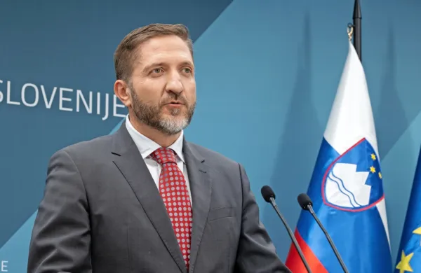 V interventnem zakonu vrsta predlogov za podjetja in zaposlene, predlagan tudi obvezen prispevek v sklad za obnovo