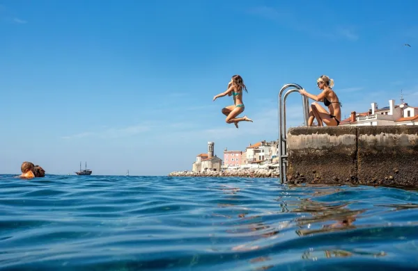V občini Piran so v prvih sedmih mesecih leta zabeležili 1,014 
milijona nočitev, kar je dva odstotka manj kot v enakem obdobju 
lani, so navedli v Turističnem združenju Portorož.