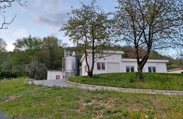 Do priklopa na Mrzlek se bodo prebivalci oskrbovali iz posodobljene  vodarne Močila. Nove pogodbe o tem  občina in Salonit še nista podpisala. 