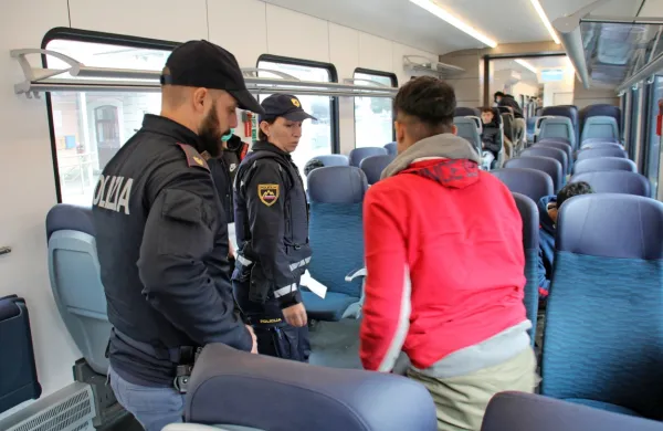  Ilegalne  migracije preprečujejo  tudi mešane  policijske  patrulje,  v 
katerih   s  slovenskimi  sodelujejo  tako  italijanski   kot  hrvaški  
policisti.  