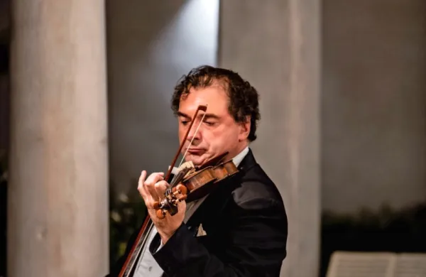 Luciano Degani, prva violina komornega orkestra I Solisti Veneti, 
je že pred leti zaigral na znamenito Tartinijevo violino.