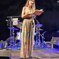 Maja Pišot Cvikl je prebrala pesmi iz svoje zbirke Pomoli srca.
