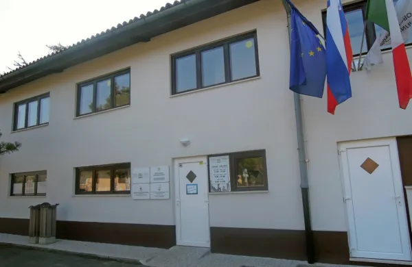 Dijaki (kasneje tudi študenti) lahko v pisarni v Domu družbenih 
dejavnosti na Bevkovi ulici 1 oddajo vlogo za štipendiranje ter 
skupaj s sodelavci oddelka za družbene dejavnosti preverijo 
ustreznost vloge in priloženih dokazil.