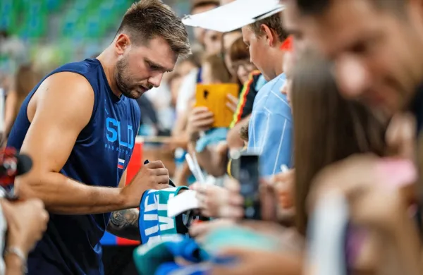 Luka Dončić je magnet za navijače, nanj bodo posebej prežali tudi 
tekmeci, zato bo reprezentanca na SP morala igrati preudarno.