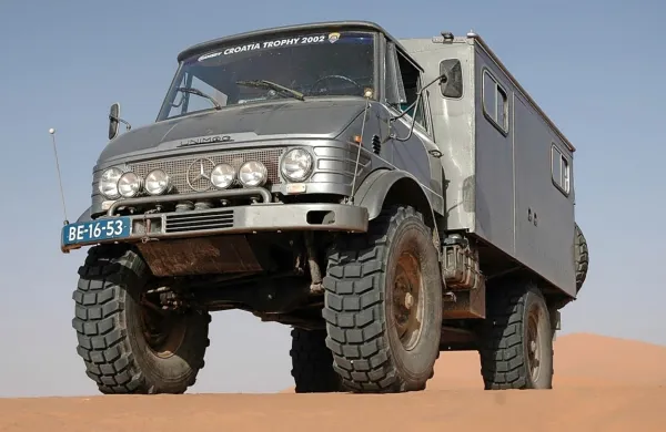 Unimog danes predstavlja univerzalno platformo za različne 
delovne procese.