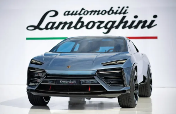 Od konca 2024 bo vsak Lamborghini na nek način elektrificiran, 
lanzador kot četrti model od 2028 naprej pa bo tudi prvi 
popolnoma električni avtomobil.