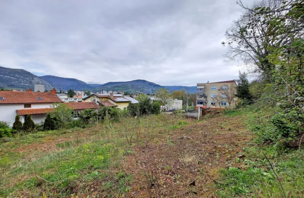 Sklad na Streliški poti 10  nima sreče: najprej se je vleklo zaradi 
pritožbe soseda, zdaj so gradbinci postavili previsoke cene za 
gradnjo bloka. 