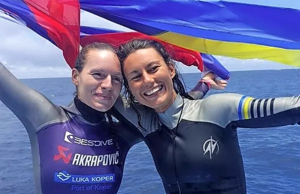  Alenka Artnik (levo) se je v disciplini z dvojno plavutjo potopila do 
101 metra in prišla do novega zlatega odličja na svetovnem 
prvenstvu.