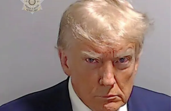 Tako imenovana  zaporniška fotografija Donalda Trumpa  je  prva 
tovrstna fotografija kakega ameriškega predsednika.