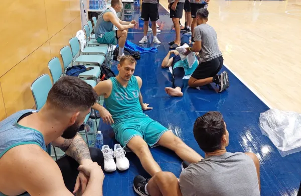 Slovenski košarkarji so včeraj opravili zadnji trening pred začetkom 
tekmovanja. V ospredju je Zoran Dragić.