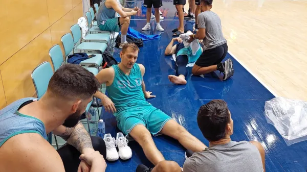 Slovenski košarkarji so včeraj opravili zadnji trening pred začetkom 
tekmovanja. V ospredju je Zoran Dragić.