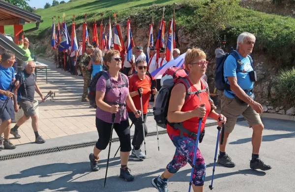 40. spominskega pohoda Po poteh prenosa ranjencev leta 1944 se 
je udeležilo 90 pohodnikov iz vseh koncev Slovenije.