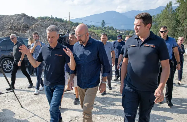 Predsednik Evropskega sveta Charles Michel (v sredini)  je v 
pogovoru s premierom Robertom Golobom spomnil na obljube 
pomoči EU Sloveniji in dodal, da bo unija stala ob Sloveniji tudi v 
prihodnje.