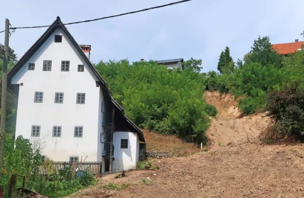 Rudarska muzejska hiša je ujeta med tri plazove, ob njej sta 
ogroženi še dve, nad njimi pa dodatni dve novejši hiši.