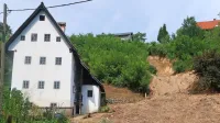 Rudarska muzejska hiša je ujeta med tri plazove, ob njej sta 
ogroženi še dve, nad njimi pa dodatni dve novejši hiši.