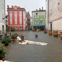 (VIDEO+FOTO) V Istri silovita naliva, s &scaron;ole v &Scaron;marjah odneslo del strehe, v Padni odkrilo najmanj osem streh