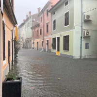 (VIDEO+FOTO) V Istri silovita naliva, s &scaron;ole v &Scaron;marjah odneslo del strehe, v Padni odkrilo najmanj osem streh