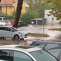(VIDEO+FOTO) V Istri silovita naliva, s &scaron;ole v &Scaron;marjah odneslo del strehe, v Padni odkrilo najmanj osem streh