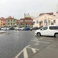(VIDEO+FOTO) V Istri silovita naliva, s &scaron;ole v &Scaron;marjah odneslo del strehe, v Padni odkrilo najmanj osem streh