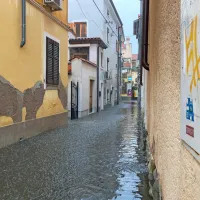 (VIDEO+FOTO) V Istri silovita naliva, s &scaron;ole v &Scaron;marjah odneslo del strehe, v Padni odkrilo najmanj osem streh