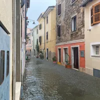 (VIDEO+FOTO) V Istri silovita naliva, s &scaron;ole v &Scaron;marjah odneslo del strehe, v Padni odkrilo najmanj osem streh