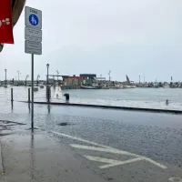 (VIDEO+FOTO) V Istri silovita naliva, s &scaron;ole v &Scaron;marjah odneslo del strehe, v Padni odkrilo najmanj osem streh