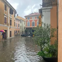 (VIDEO+FOTO) V Istri silovita naliva, s &scaron;ole v &Scaron;marjah odneslo del strehe, v Padni odkrilo najmanj osem streh
