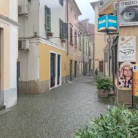 (VIDEO+FOTO) V Istri silovita naliva, s &scaron;ole v &Scaron;marjah odneslo del strehe, v Padni odkrilo najmanj osem streh