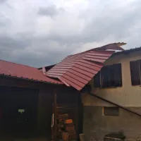 Močan sunek vetra oziroma vrtinec  je okrog 13. ure poškodoval 
hišo in hlev  kmetije Sorta v Kodretih.     Dvignil je tretjino  strehe  
hleva in jo      “vrgel” na   stanovanjsko hišo.