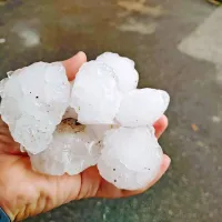 Kratkotrajna, a kar velika toča je povzročila nekaj škode na 
osebnih vozilih in strehah.