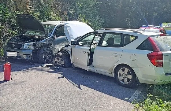 Voznik  je na cesti  Kobdilj-Čehovini  v  ovinku   z  avtom   zapeljal na 
nasprotno  stran  in   trčil  v  vozilo,  s katerim  je   pripeljala  voznica.   