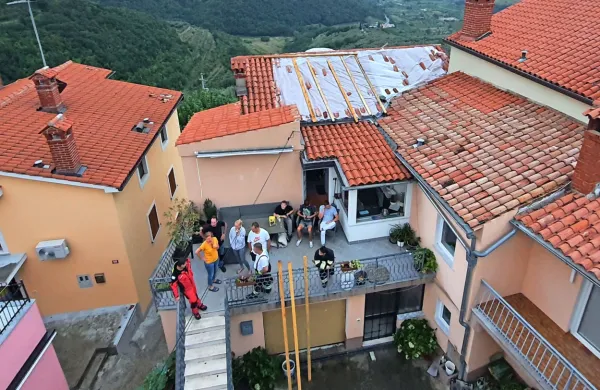 Mahničevi iz Padne so skoraj dobesedno  ostali brez strehe nad 
glavo.