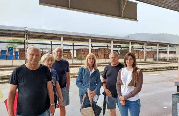 Lesna proizvodnja, ki stoji blizu hiš, onesnažuje in jo je treba takoj 
zapreti, poudarjajo domačini, med njimi  Bogomir Bavdaž, Liljana 
Pulec in Manuela Korečič (prvi, četrta in šesta  z leve). 