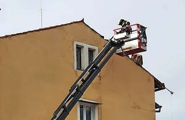 Močan veter je odkril streho na 36 objektih, pri zaščiti stavb so 
pomagali gasilci.
