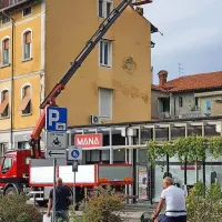 Močan veter je odkril streho na 36 objektih, pri zaščiti stavb so 
pomagali gasilci. Tako so že v ponedeljek intervenirali v Izoli.