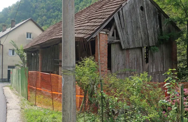 Razpadajoči kozolec med cesto in Idrijco naj bi  nadomestili z novim vstopnim objektom v  park Zgornja 
Idrijca.