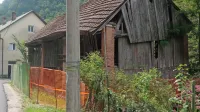 Razpadajoči kozolec med cesto in Idrijco naj bi  nadomestili z novim vstopnim objektom v  park Zgornja 
Idrijca.